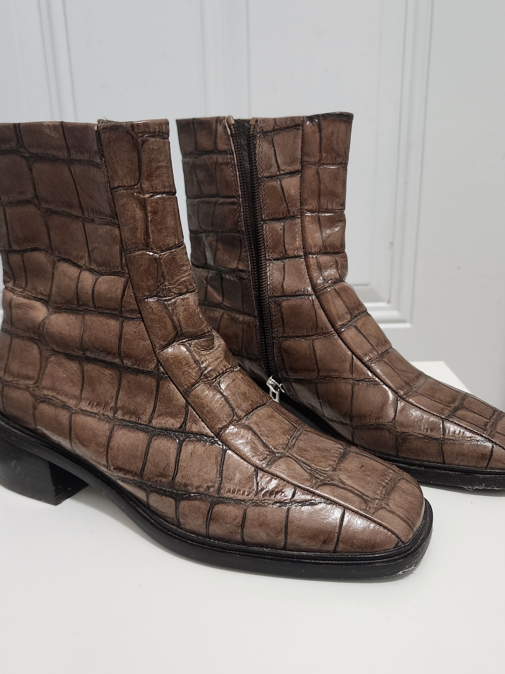 L'INTERVALLE Brown Croc-Embossed Ankle Booties